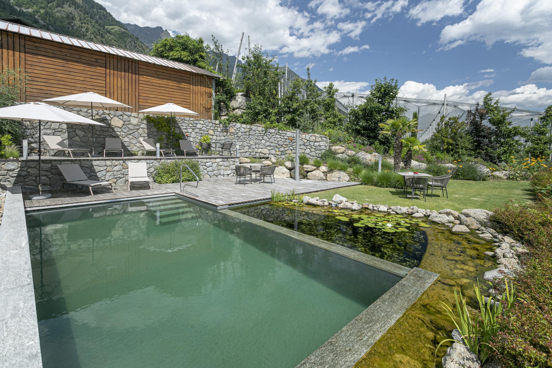 Laghetto naturale balneabile tra i frutteti